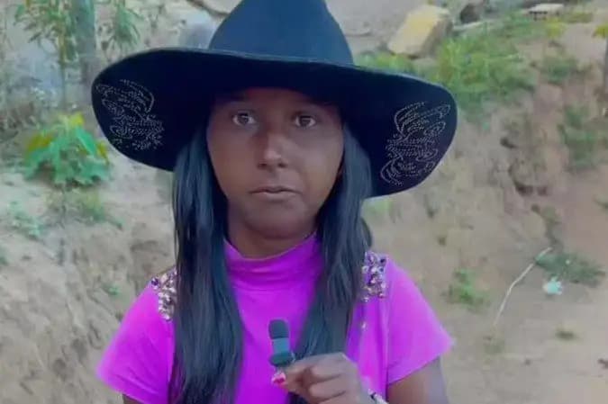 Menina da Bota: influenciadora que viralizou anuncia candidatura
