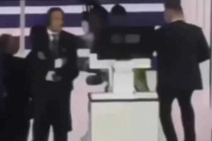 TV flagra Vini Jr empurrando funcionário após expulsão em jogo do Real
