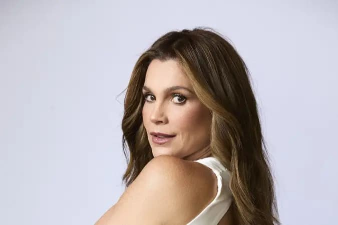 Flávia Alessandra passa por metamorfose solar para emendar duas novelas