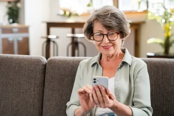 5 golpes digitais comuns contra idosos e como evitá-los 