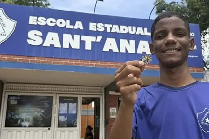 Estudante recebe broche de Nunes Marques e elogia urna eletrônica