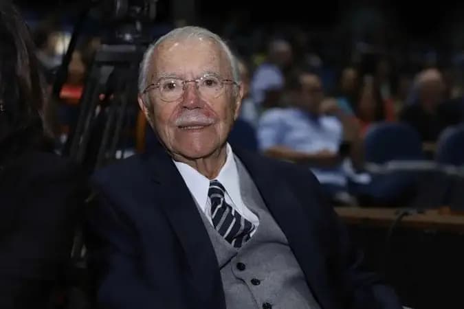 José Sarney recebe alta após diagnóstico de pneumonia