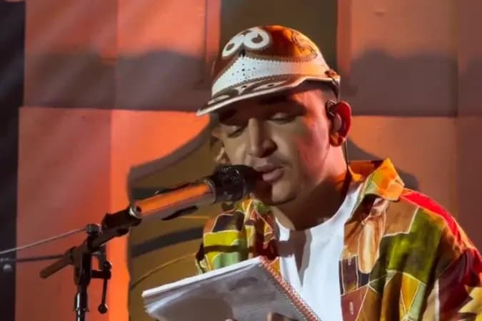 Após cobranças, João Gomes lê carta em show e defende a democracia