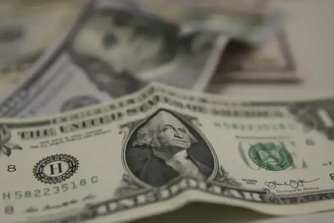 Dólar cai 4% e fica abaixo de R$ 5 após resultado do 1º turno
