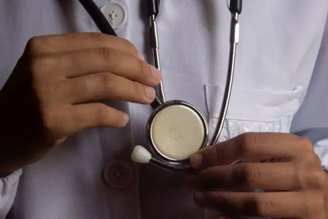 CAE aprova escalonamento de aumento do piso de médicos e cirurgiões-dentistas