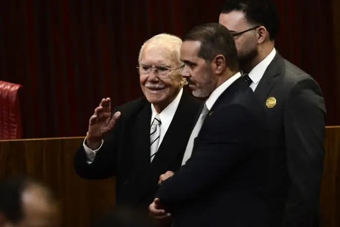 Hospital atualiza estado de saúde de Sarney após cirurgia abdominal