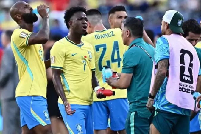 Pausa para hidratação na Copa divide opiniões; entenda importância