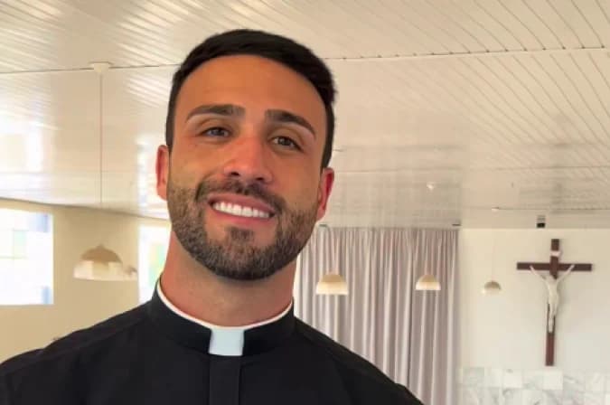 Aparência de padre rouba a cena de convite para festa católica