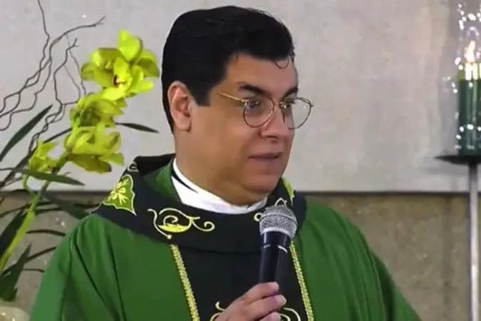"Abre o olho enquanto há tempo": padre desaconselha casamento e vídeo viraliza