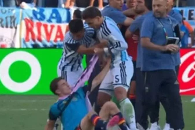 Fifa abre processos contra AFA e jogadores por incidentes na Copa