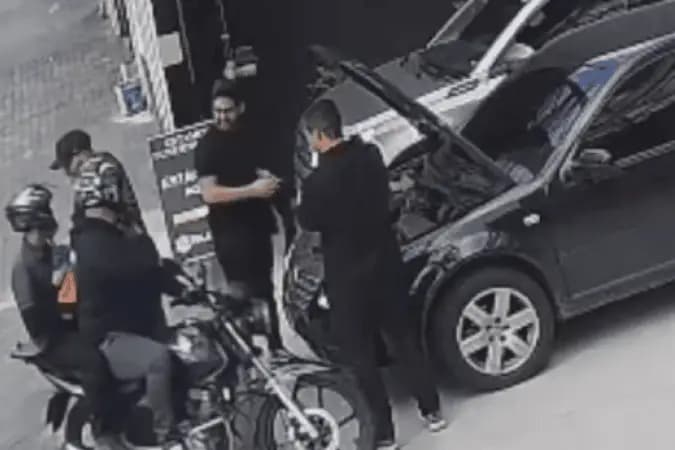 Policial de folga atira em homens que 'brincaram' de assaltá-lo