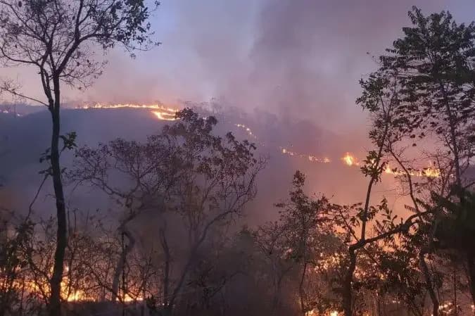 Incêndios se intensificam no entorno da Chapada dos Veadeiros (GO)