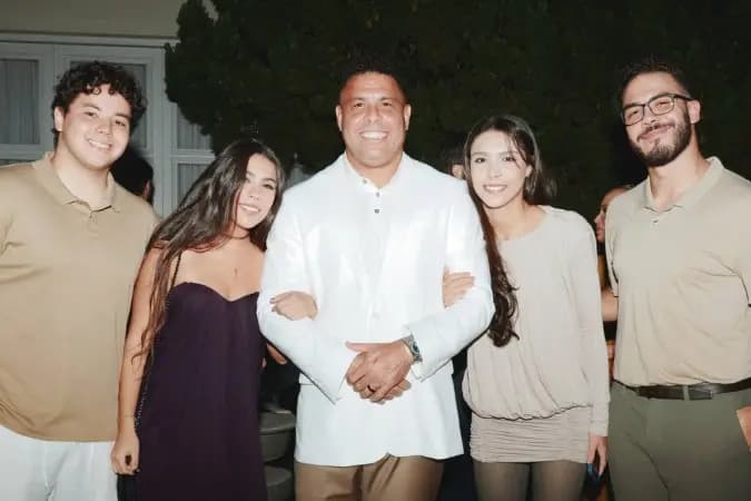 Ronaldo Fenômeno reúne os quatro filhos em foto rara