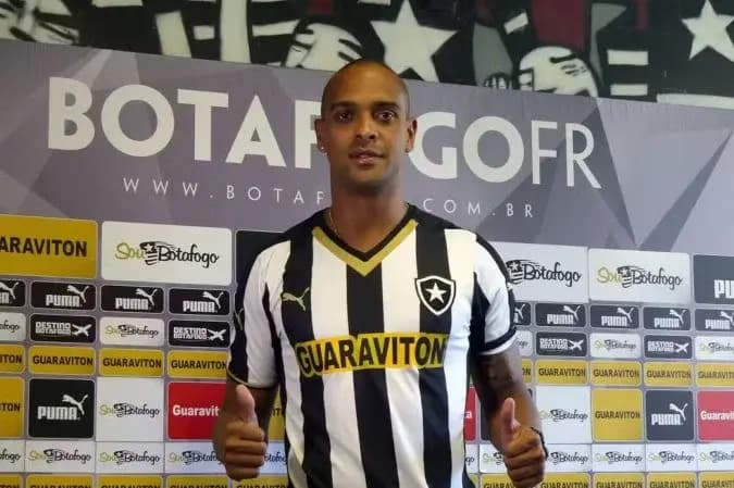 Tássio, ex-atacante do Botafogo, morre em ventania no RJ