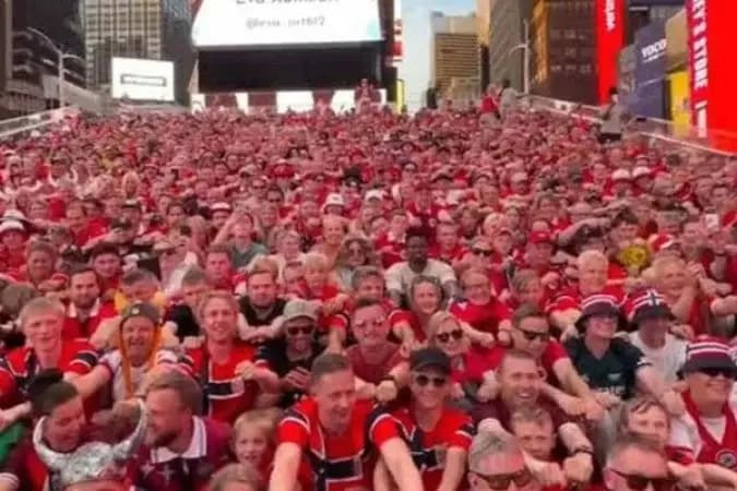 Noruegueses invadem a Times Square e fazem remada viking; vídeo