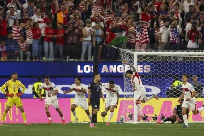 Eliminada, Turquia vence Estados Unidos com gol nos acréscimos