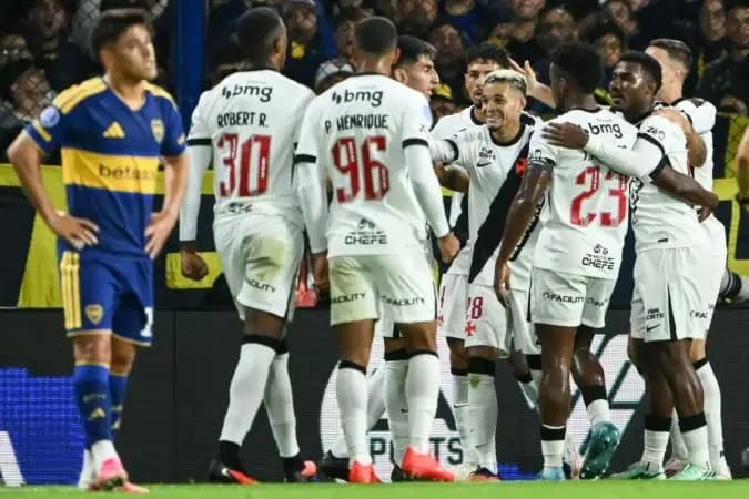 Vasco supera expulsão e vence o Boca Juniors na Argentina