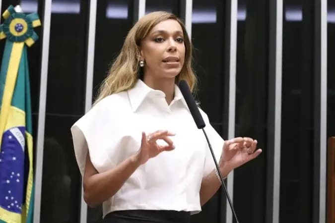 Justiça mantém direito de resposta de Erika Hilton contra Ratinho