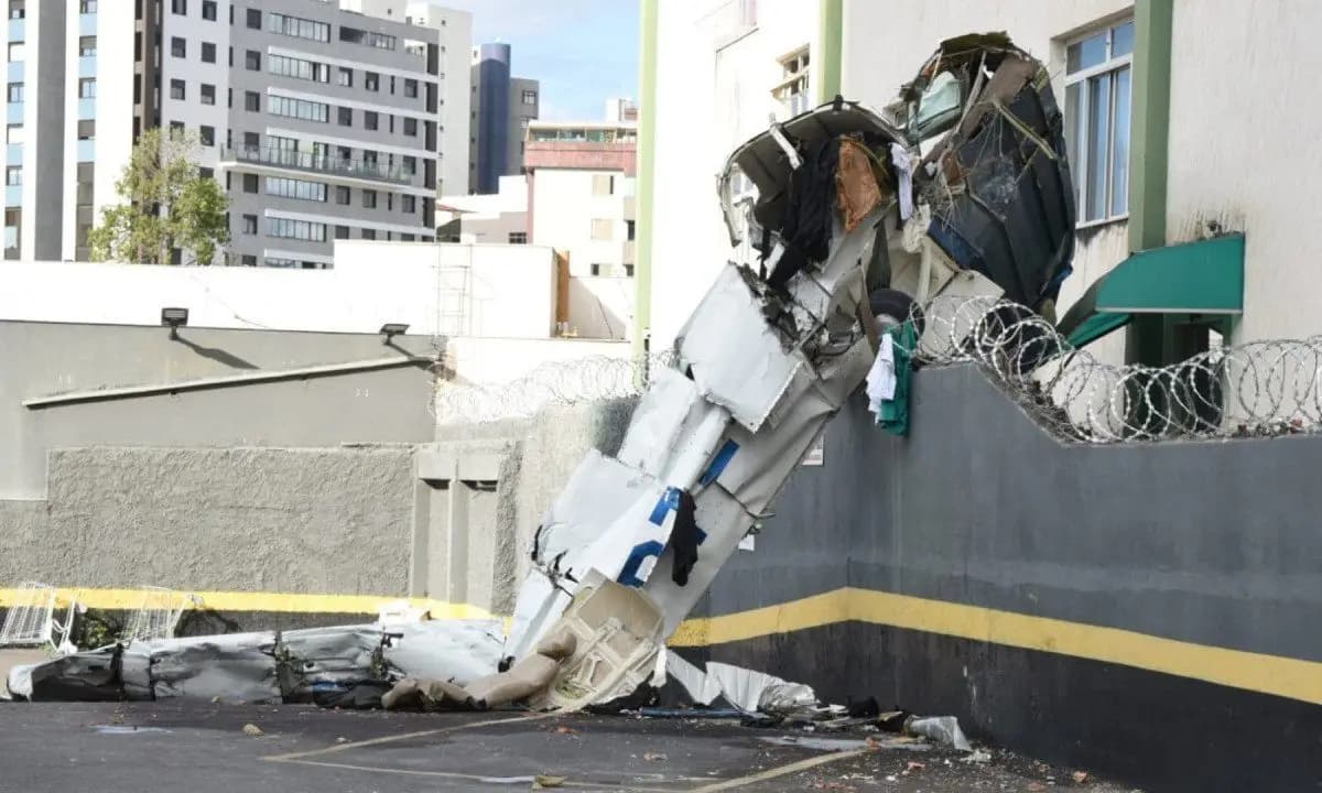 Avião que caiu em prédio: moradores se organizam em busca de indenização