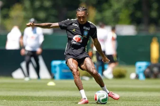 Al-Hilal mira Raphinha e prepara oferta de R$ 470 milhões ao Barcelona