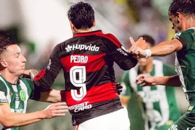 Na volta ao Brasileirão, Flamengo controla e goleia a Chapecoense em SC