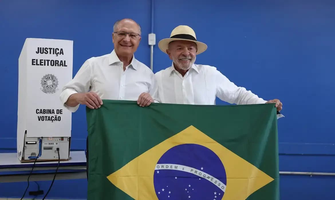 Mendonça dá 24h para remoção de posts sobre Lula e bandeira do Brasil 