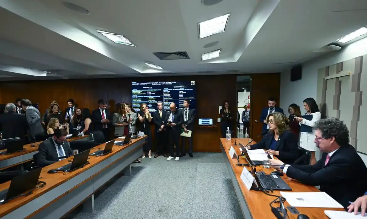 Comissão aprova MP da taxa das blusinhas: texto segue a plenários