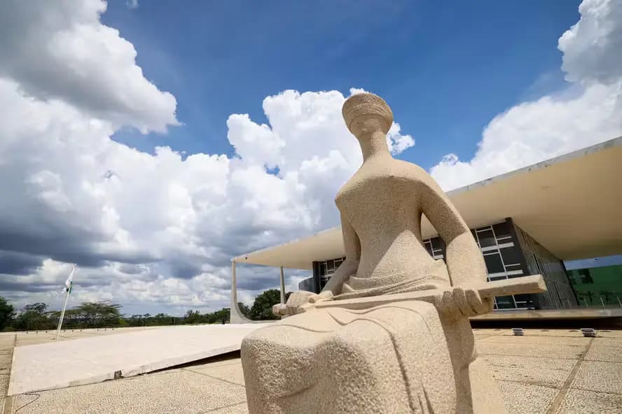 Praça dos Três Poderes é cercada com grades antes de sessão do STF
