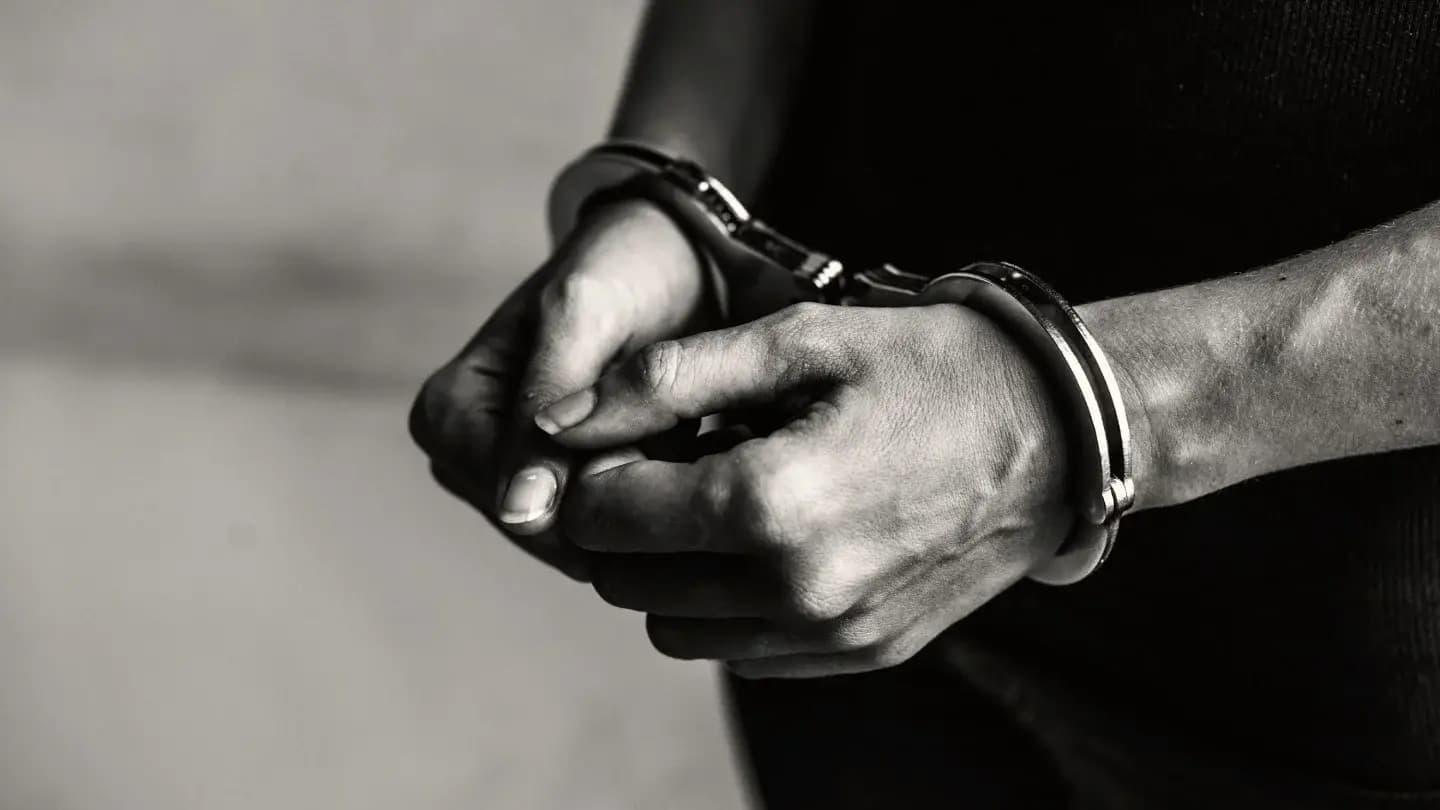 Justiça determina que acusado de matar a mãe devolva pensão ao INSS