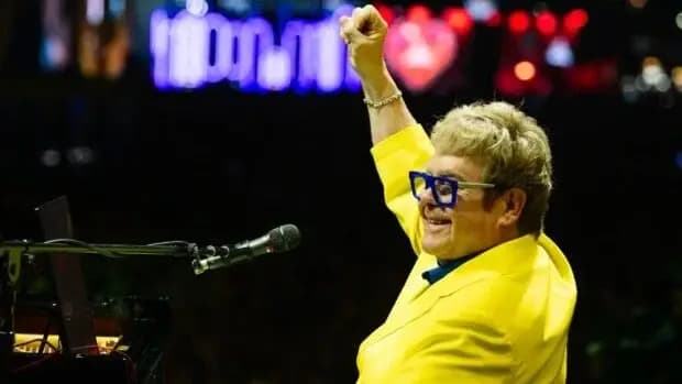 Por que Elton John utilizou cadeira de rodas ao sair do Rio de Janeiro?