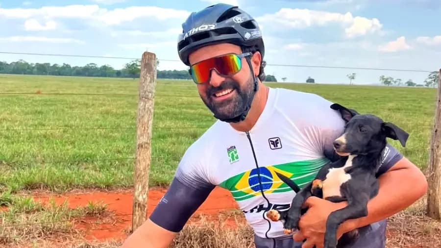 Ciclista mineiro resgata cachorro abandonado sob 37 ºC  e o leva no colo por 5 km