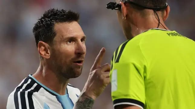 ‘Fala direito comigo’: Messi dá ‘bronca’ em árbitro de Argentina x Suíça