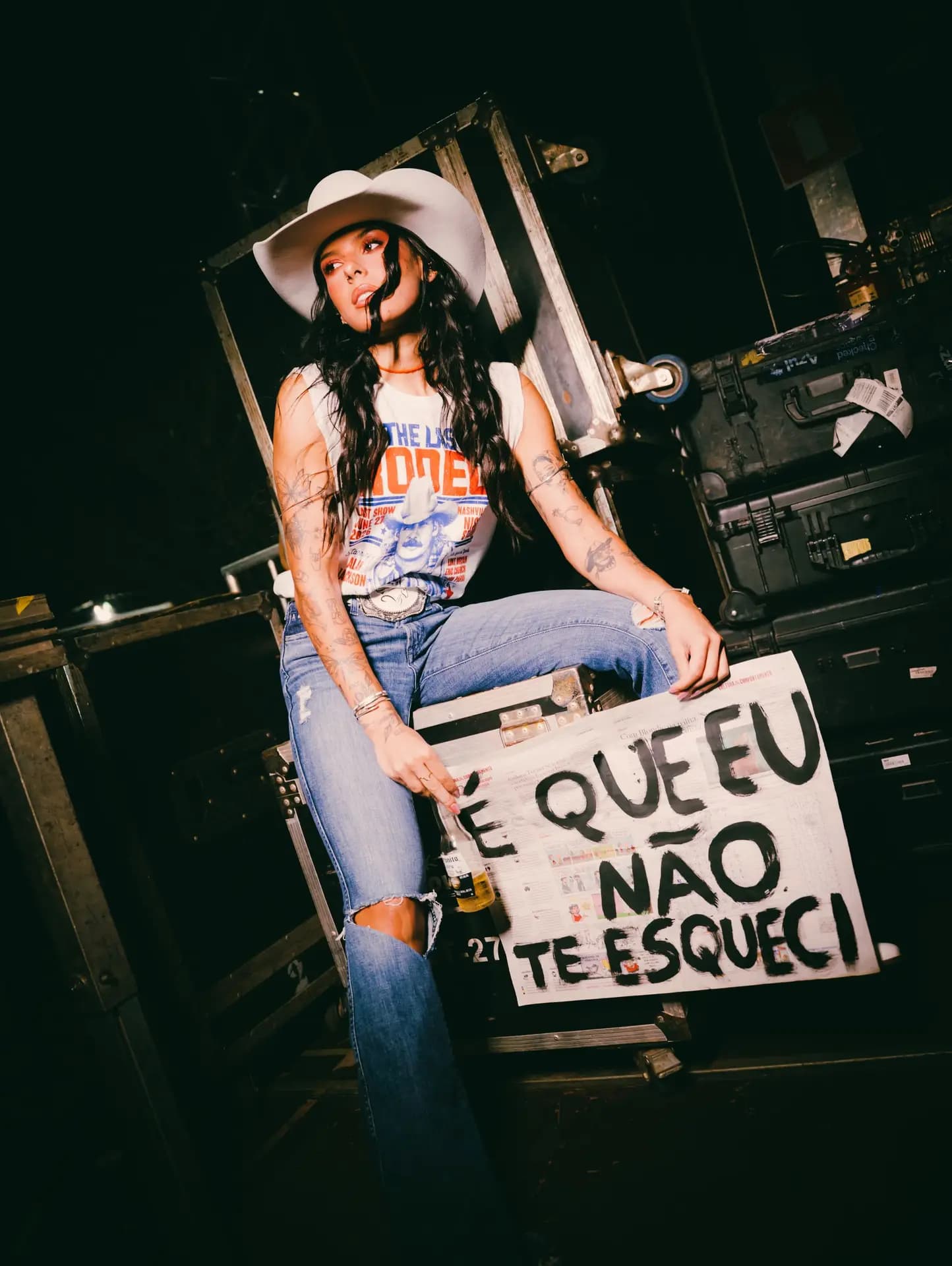 Ana Castela derruba prefeita no palco durante brincadeira em show