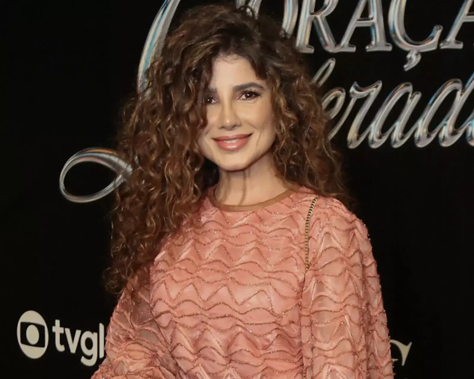 Paula Fernandes confirma romance com comandante de jatos executivos