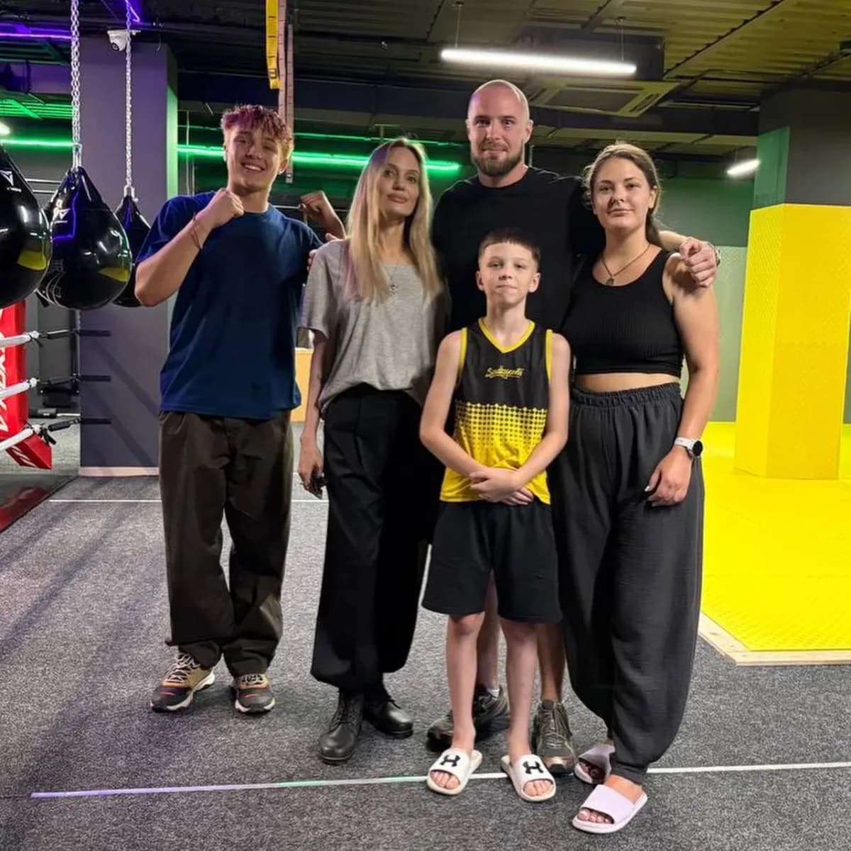 Atriz Angelina Jolie visita clube de boxe na Ucrânia