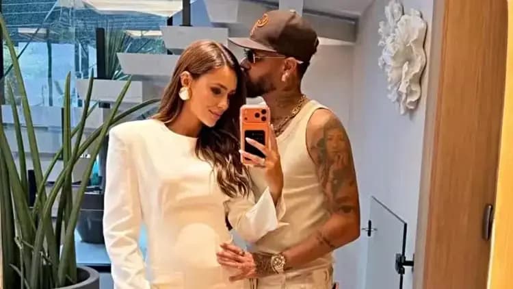 Bruna Biancardi exibe barrigão em foto romântica com Neymar