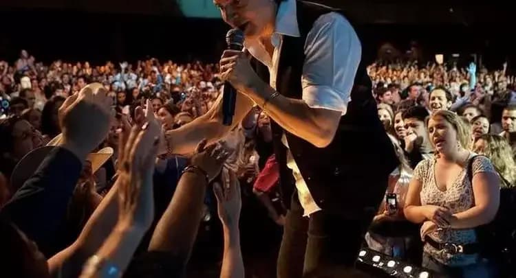 Longe da rotina de shows, ícone sertanejo vive em fazenda de luxo