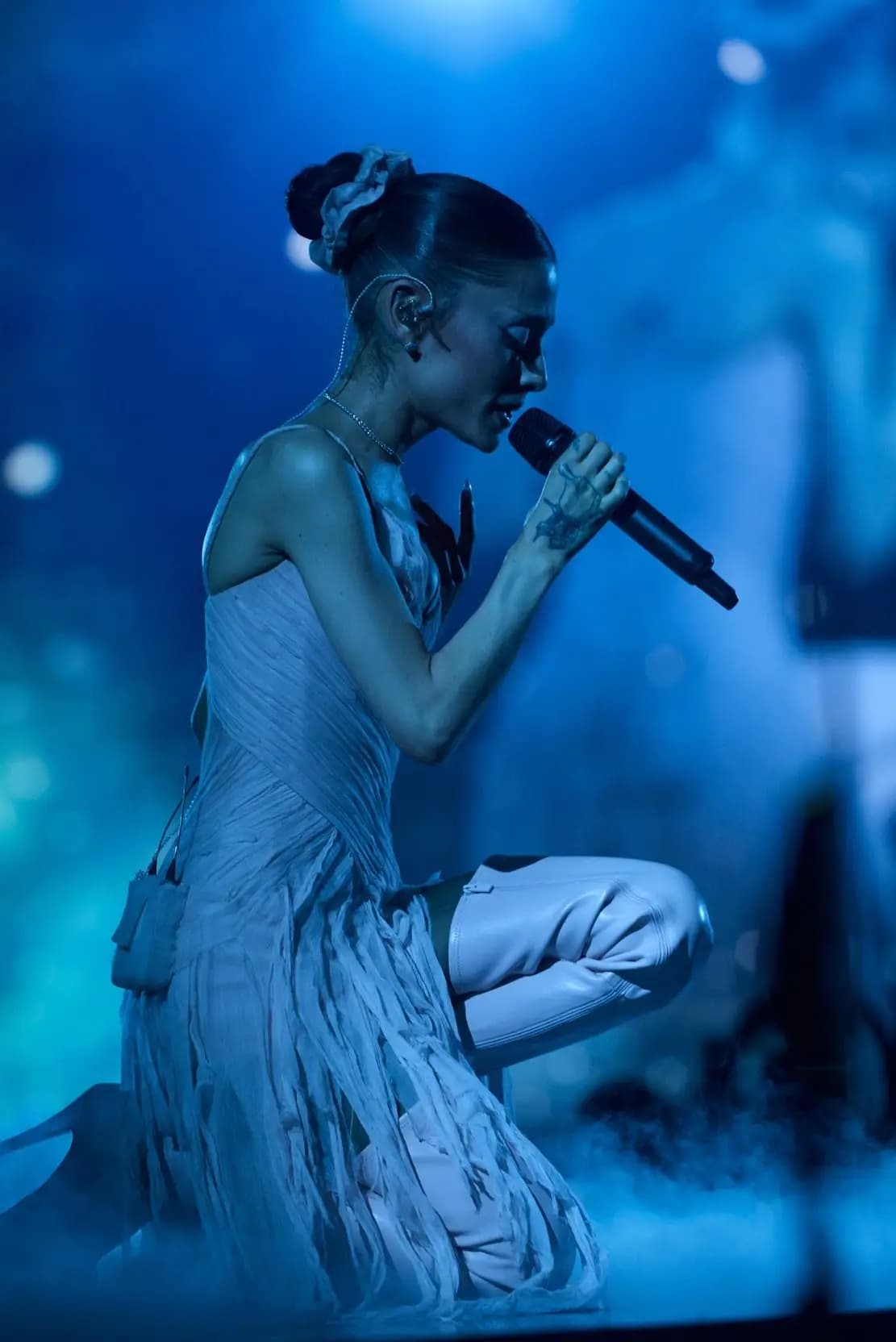 Ariana Grande chora em despedida dos palcos antes de pausa na carreira