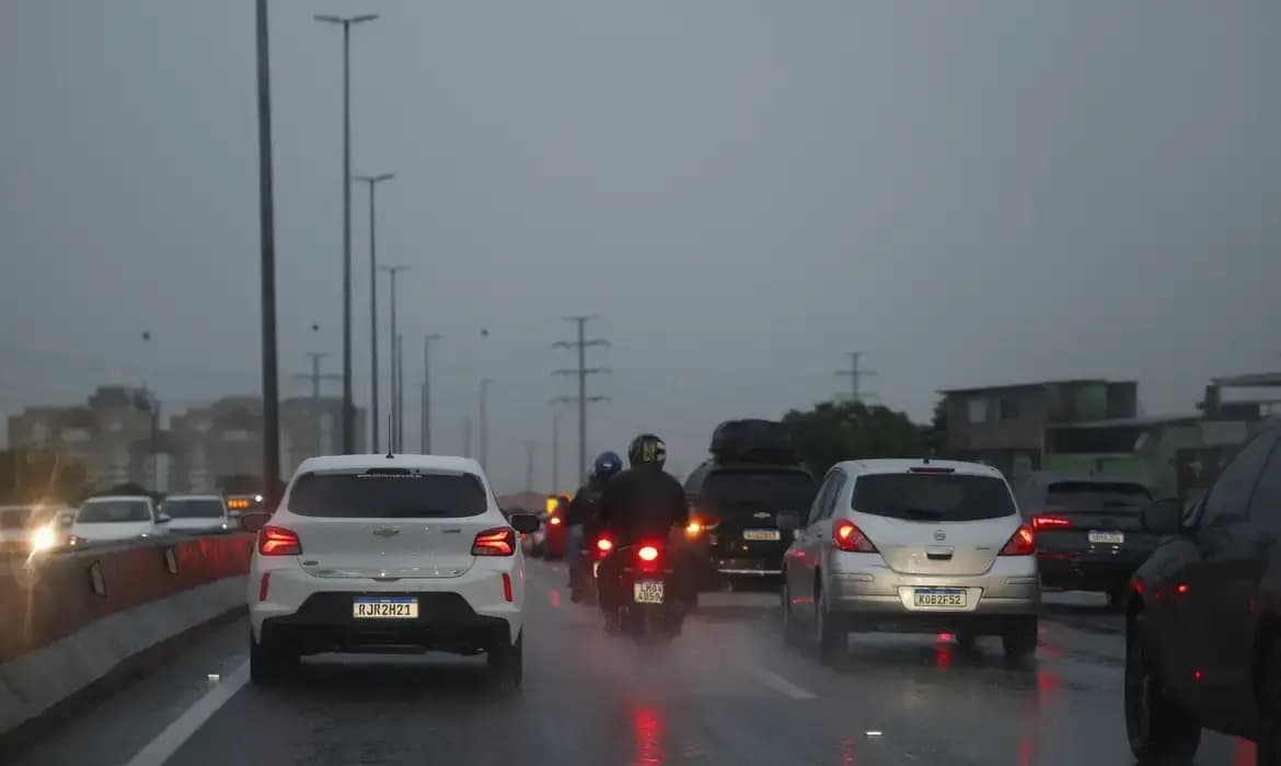 Ciclone e frente fria deixam Centro-Sul em alerta para tempestade