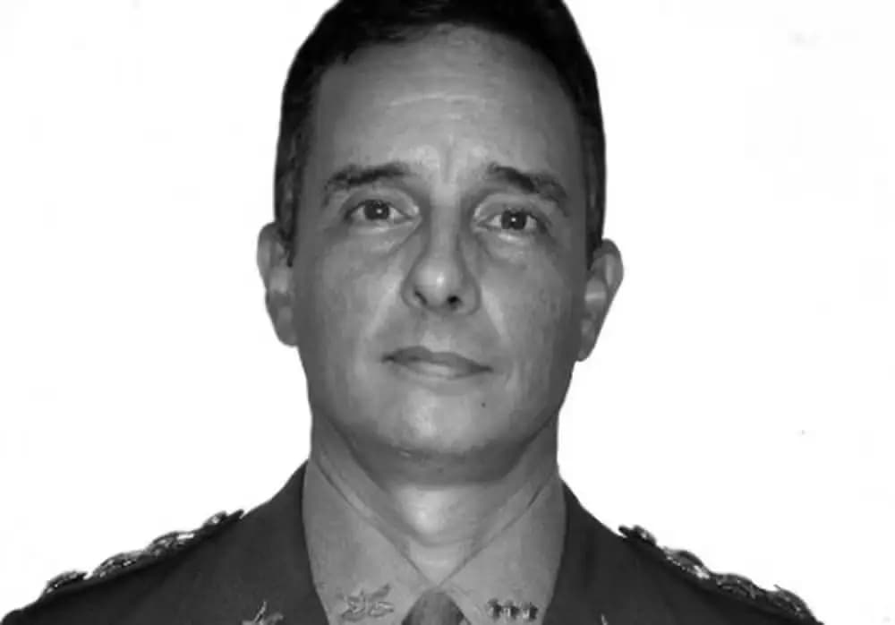 Coronel do Exército morre após cair de parapente em praia do RJ
