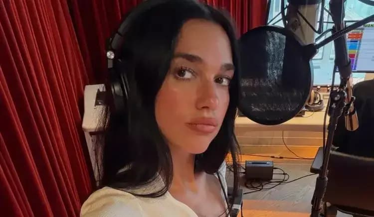 Dua Lipa exige R$ 75 milhões da Samsung por uso de foto; entenda