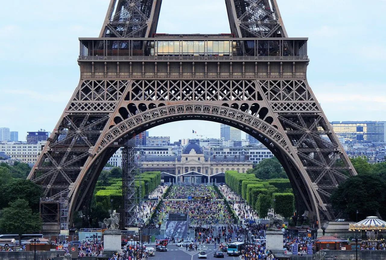Torre Eiffel e Louvre fecharão mais cedo devido à onda de calor