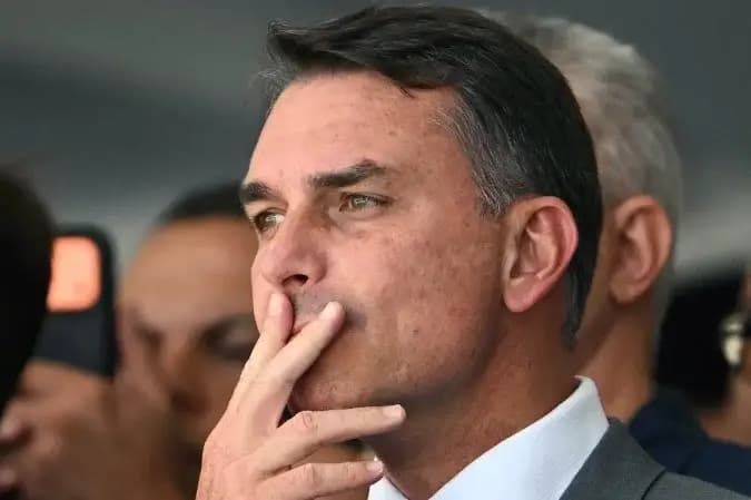 Flávio Bolsonaro desiste de participar do debate na TV Globo