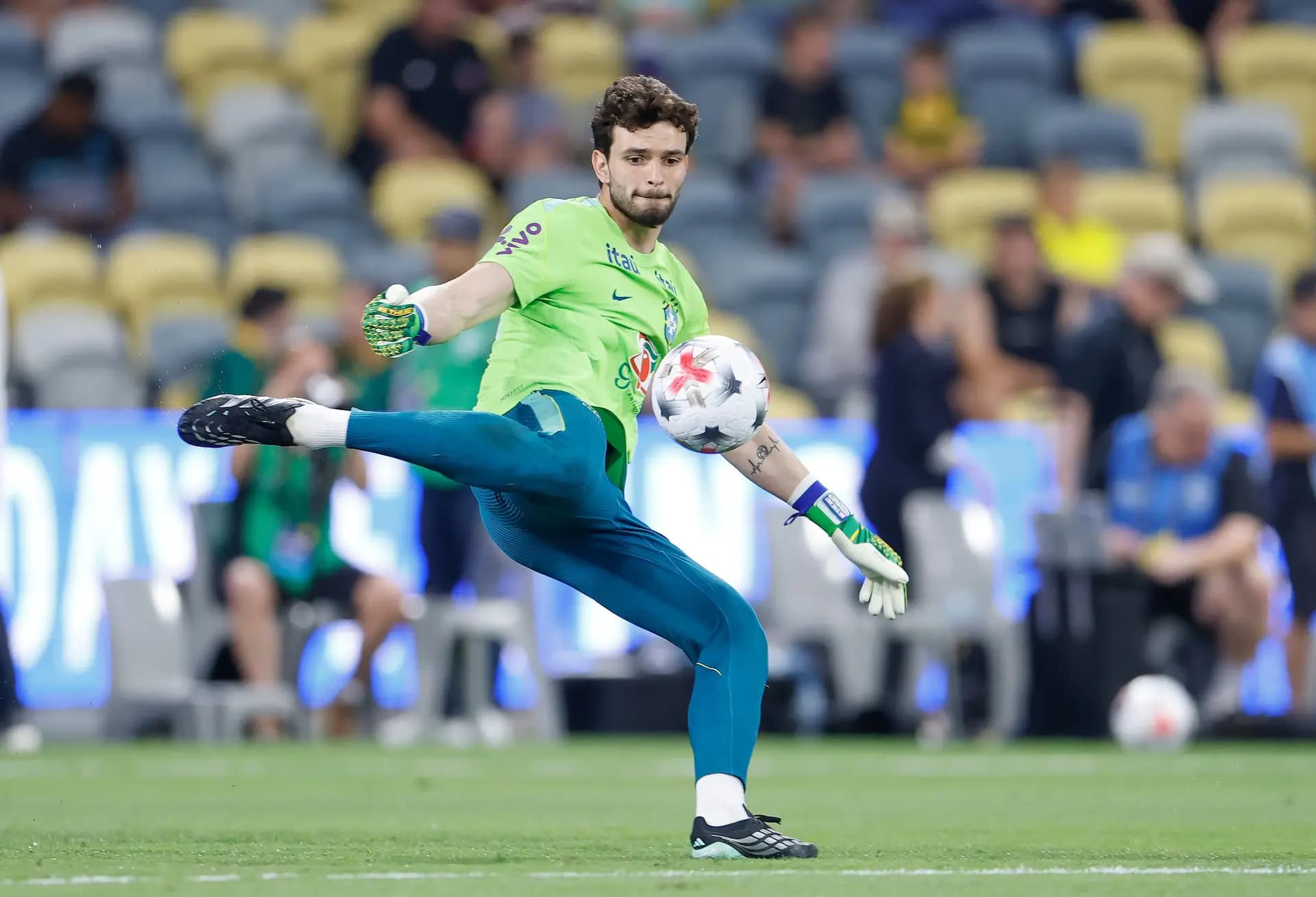 Falha de Otávio vira assunto nas redes após vitória do Brasil