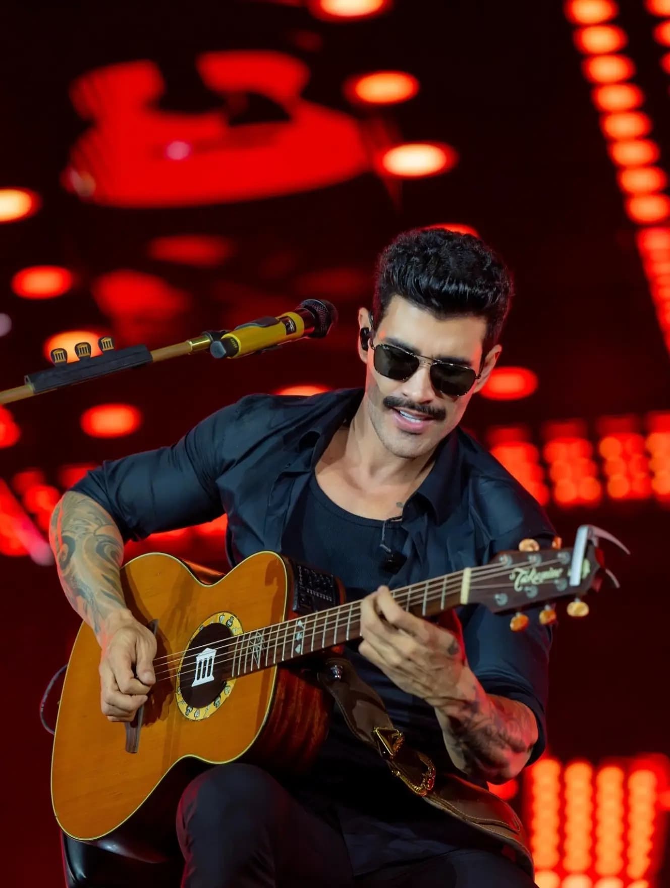 Gusttavo Lima tira barba, adota bigode e choca fãs com visual