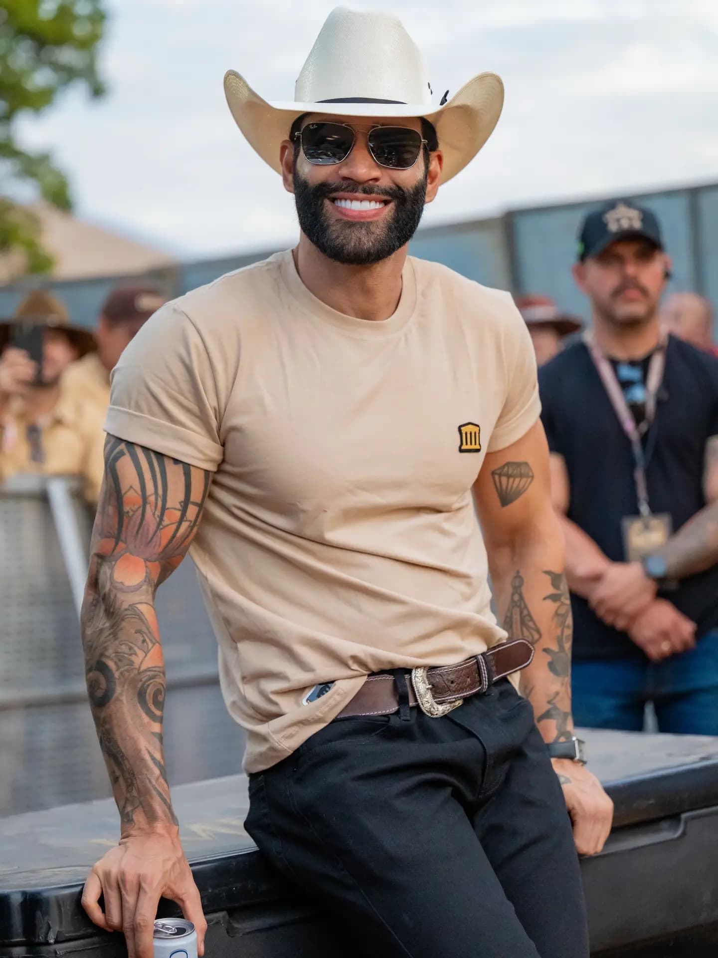 Gusttavo Lima faz 37 anos e celebra em hangar particular