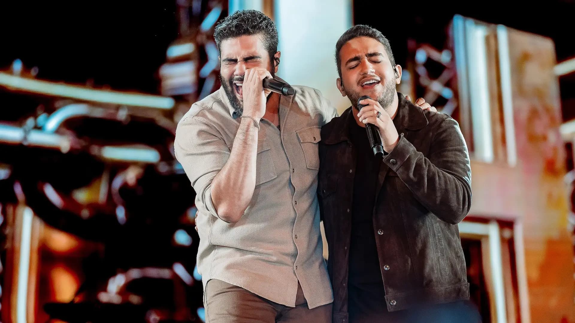 Henrique exalta irmandade com Juliano nos bastidores de show