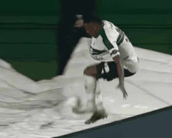 Jogador cai em túnel ao pular placa para comemorar gol do Coritiba; assista
