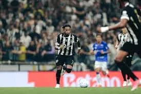 Atlético-MG aproveita expulsão, vira sobre o Cruzeiro e avança às semifinais