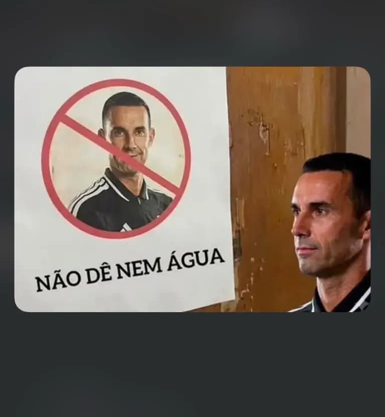 Brasileiros invadem perfil do árbitro após gol anulado de Vini Jr.